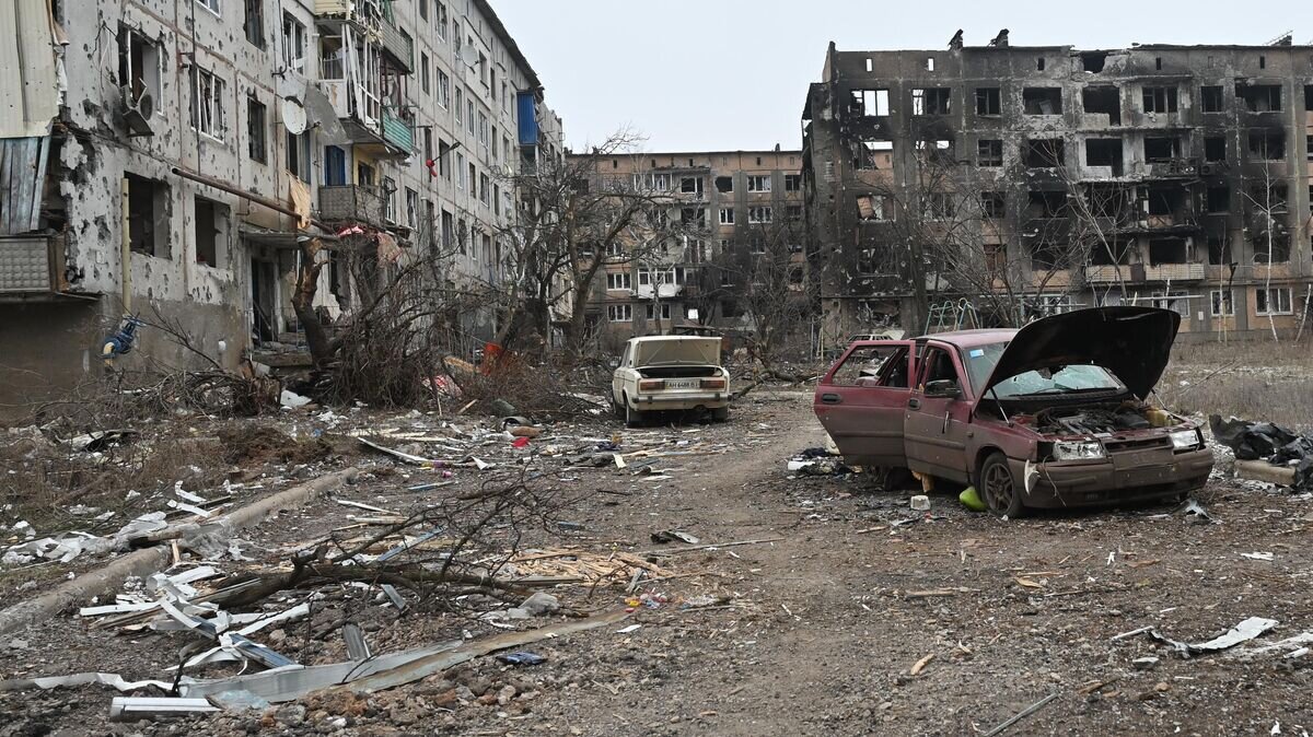    Разрушенные жилые здания и автомобили в Соледаре© РИА Новости / Виктор Антонюк