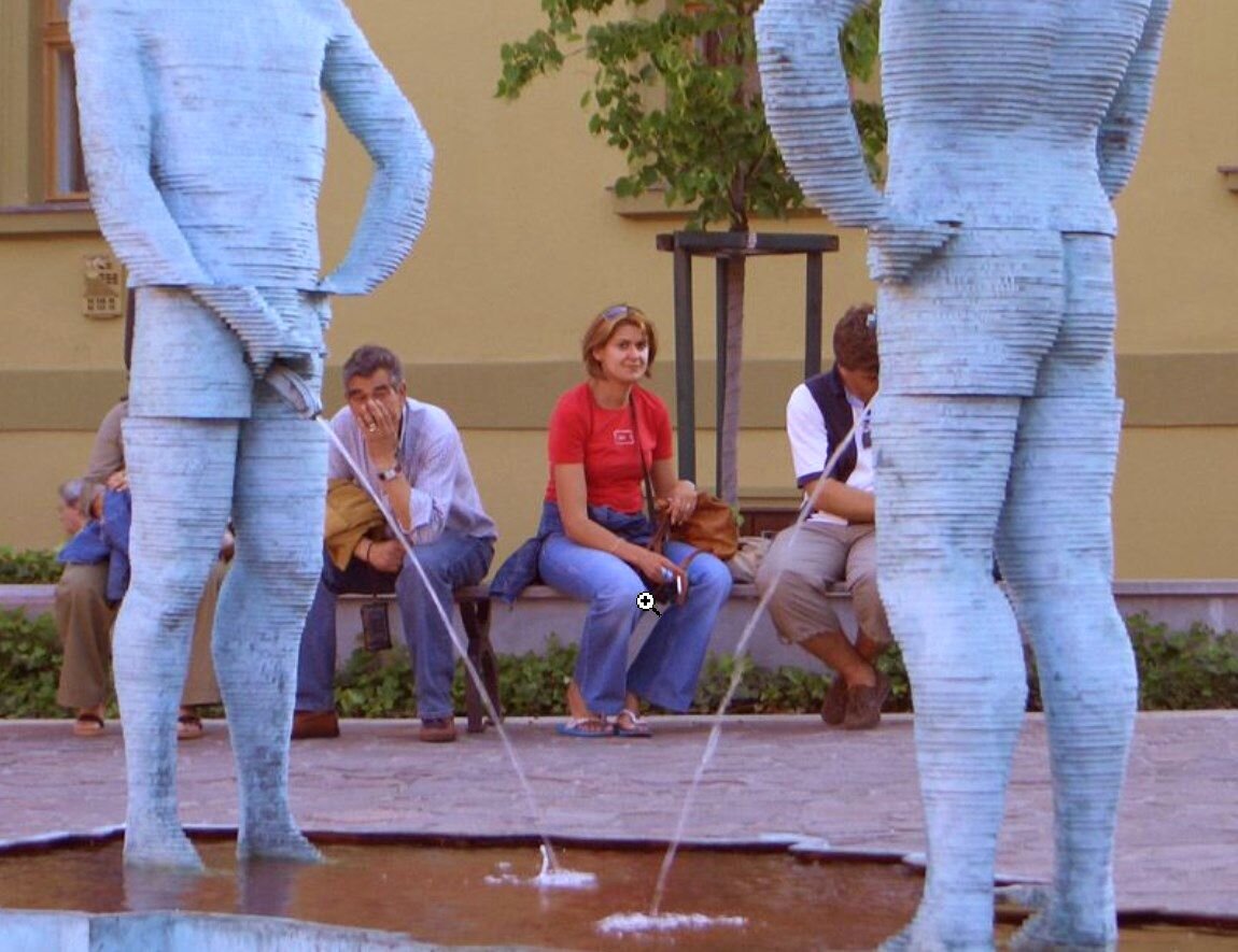 Где мужчина писает. Где мужчина писает. Где мужчина писает. Мужчина писает. Мужчина со шлангом.