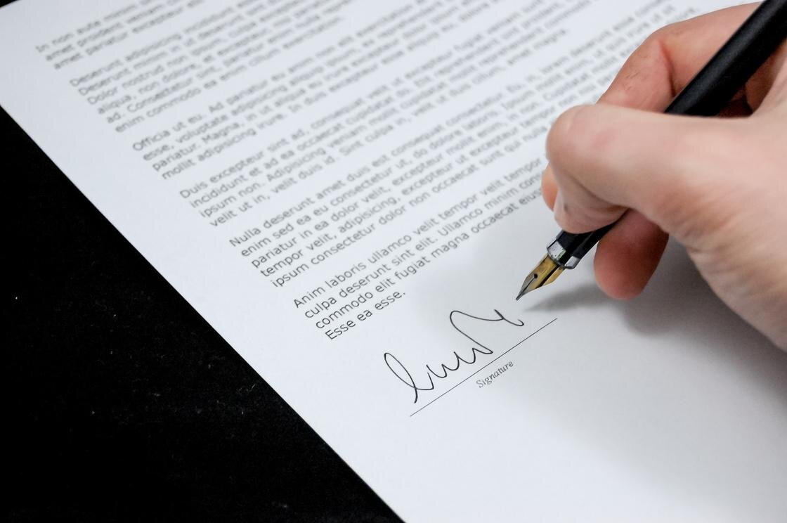   Проставление подписи на договоре:Pexels/Pixabay