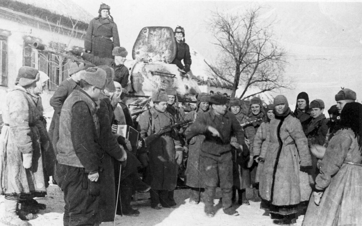 Жители села Иловка Алексеевского района встречают освободителей (ГАБО. Фонд Р-1948. Оп. 2. Ед. хр. 137)