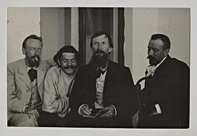 Слева направо: Л.В. Средин, А.М. Горький, В.М. Васнецов, А.Н. Алексин. 1900 г.
