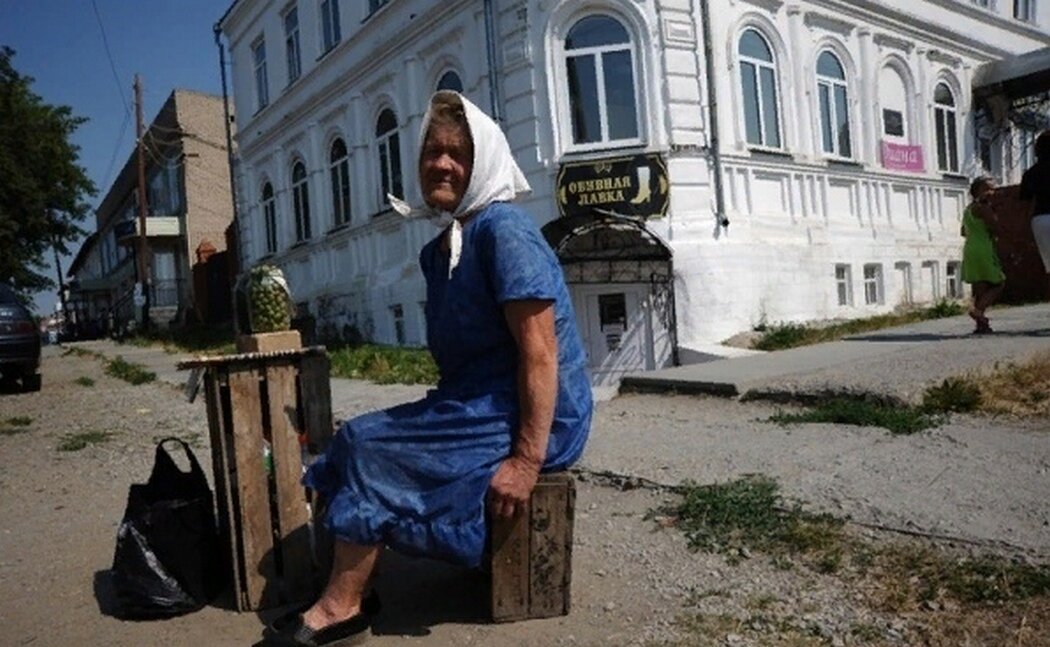 Бабушка с урала. Много бабушек. Россия нищая бабушка. Городская бабушка. Мужчина возле храма.