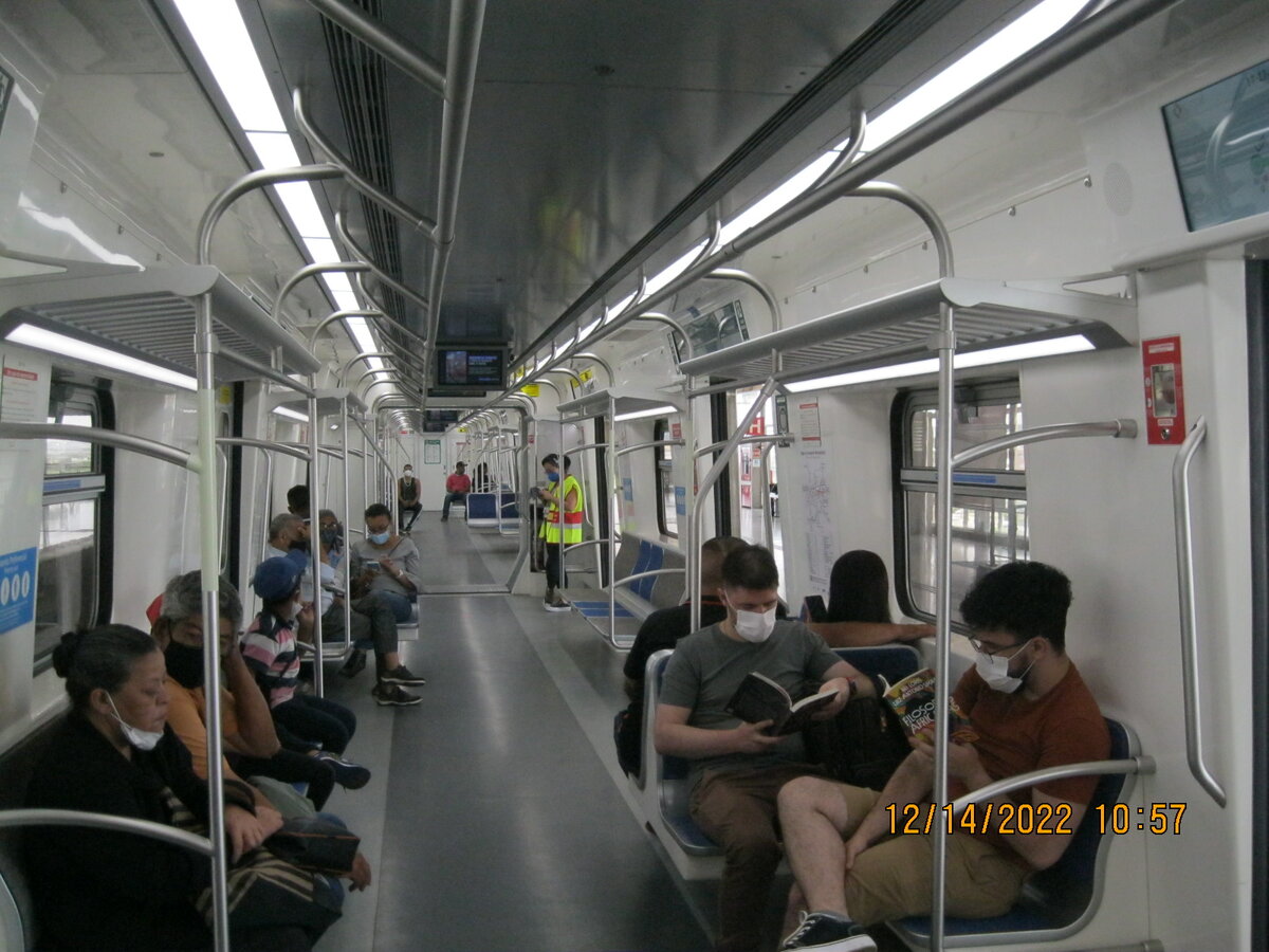 Внутри вагона метро, маска обязательна