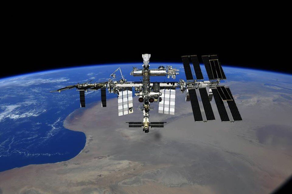 28 мкс в с. Мкс 1999. Грузовой корабль "прогресс мс-09". Космическая станция на земле. Iss мкс.