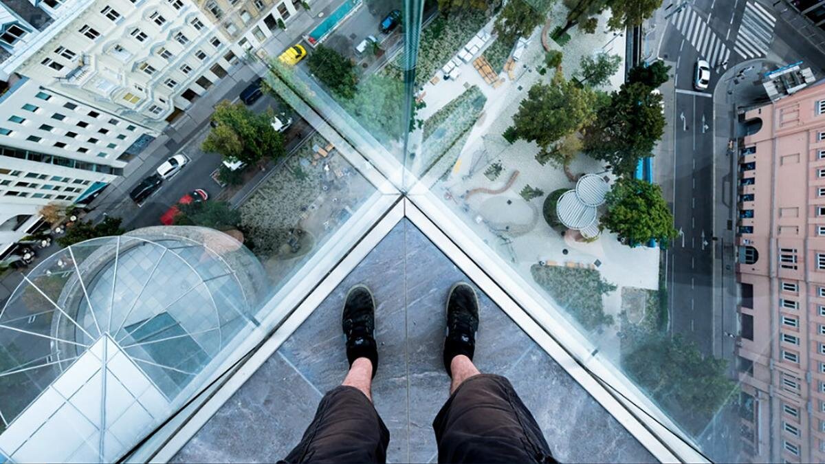    Мужские ноги у края крыши:Flickr