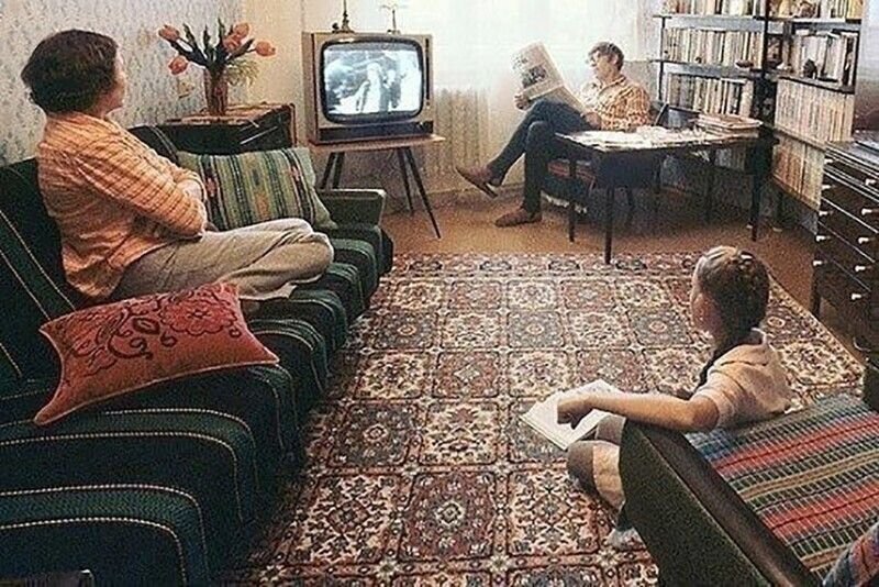 СССР. 1980-годы.  Типичный вечер в советской семье    opt-222221.ssl