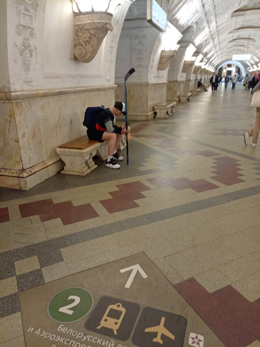 Просто люди в метро, чьи-то дети, подростки