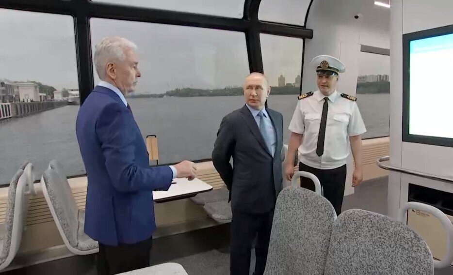 Мэр Москвы Сергей Собянин представляет Президенту России Владимиру Путину новые московские электрические речные трамваи "Синичка"
