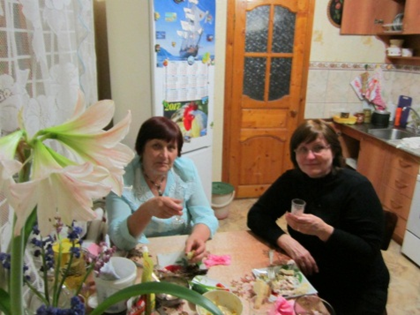 Красивый стол, красивые подруги и, главное, всегда предложат: -  третьим будешь? Люблю. Обоих.