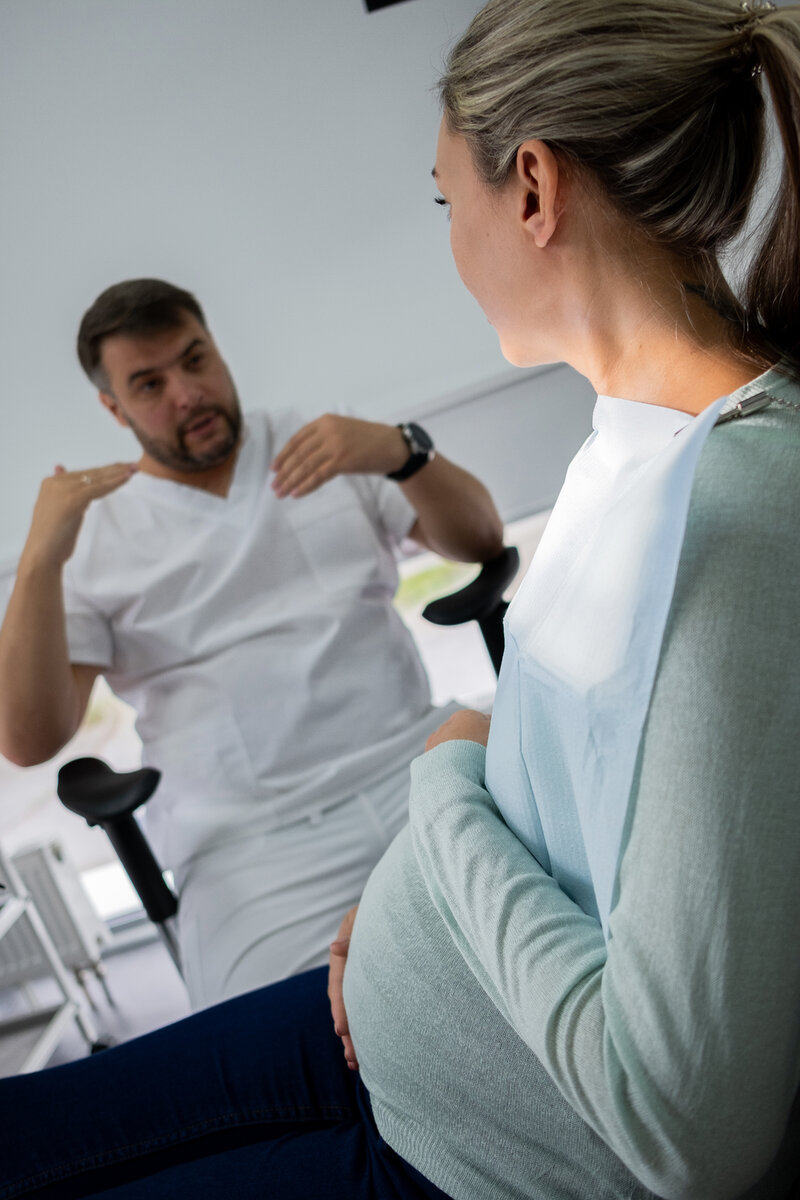 Имплантация зубов при беременности противопоказана еще и потому, что в этот период организм женщины особенно уязвим из-за ослабленного иммунитета. А риск развития инфекции, которая может привести не только к потере имплантата, но и к проявлению более серьезных осложнений, возрастает в разы. 