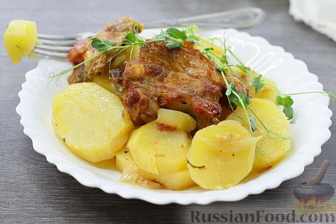 рёбрышки свиные, картофель, лук репчатый, чеснок, горчица, мёд, аджика, вино белое, соус соевый, масло растительное, соль, перец чёрный молотый