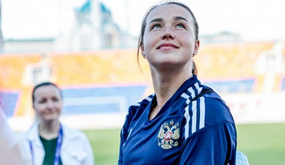    Алсу Абдуллина была счастлива вернуться в Казань и забить мяч перед своими зрителями. Фото: Соцсети РФС