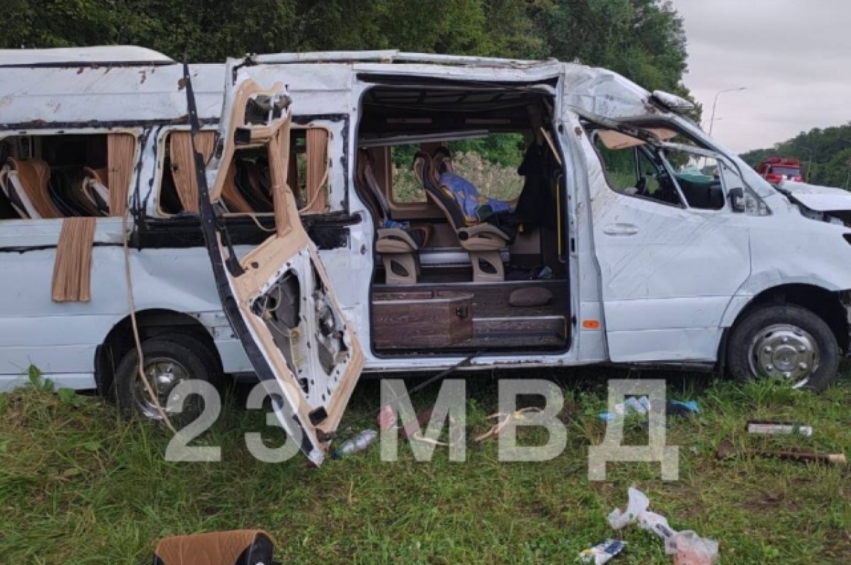    На Кубани автобус Симферополь – Латвия превысил скорость и врезался в столб