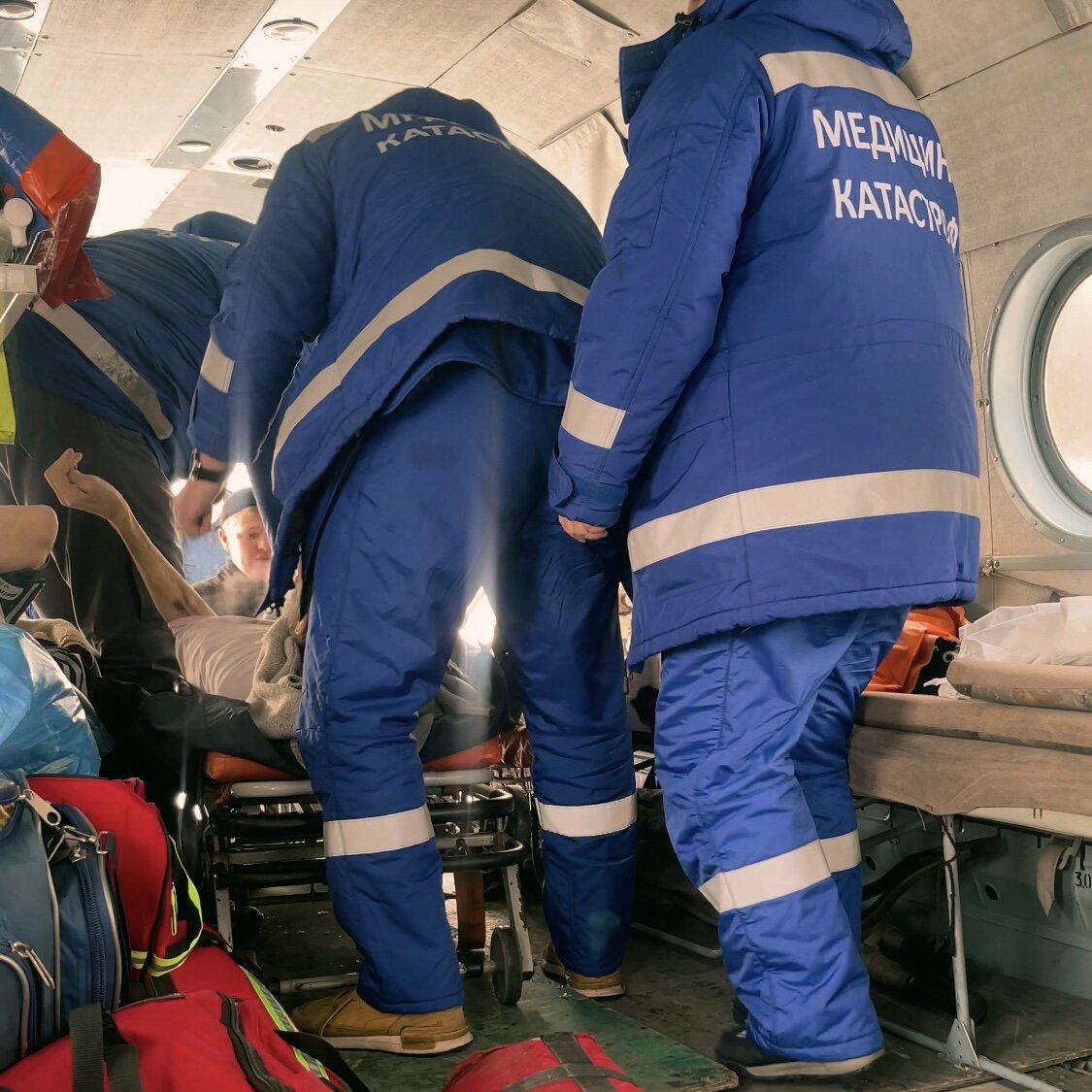 Загрузка пациентов в вертолет Ми-8
