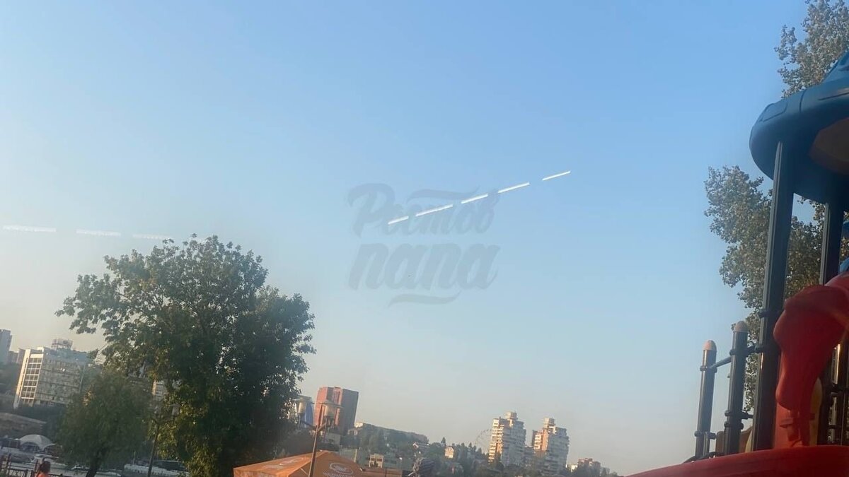     Странные следы в небе заметили жители Ростова, фото с ними они поделились в соцсетях.