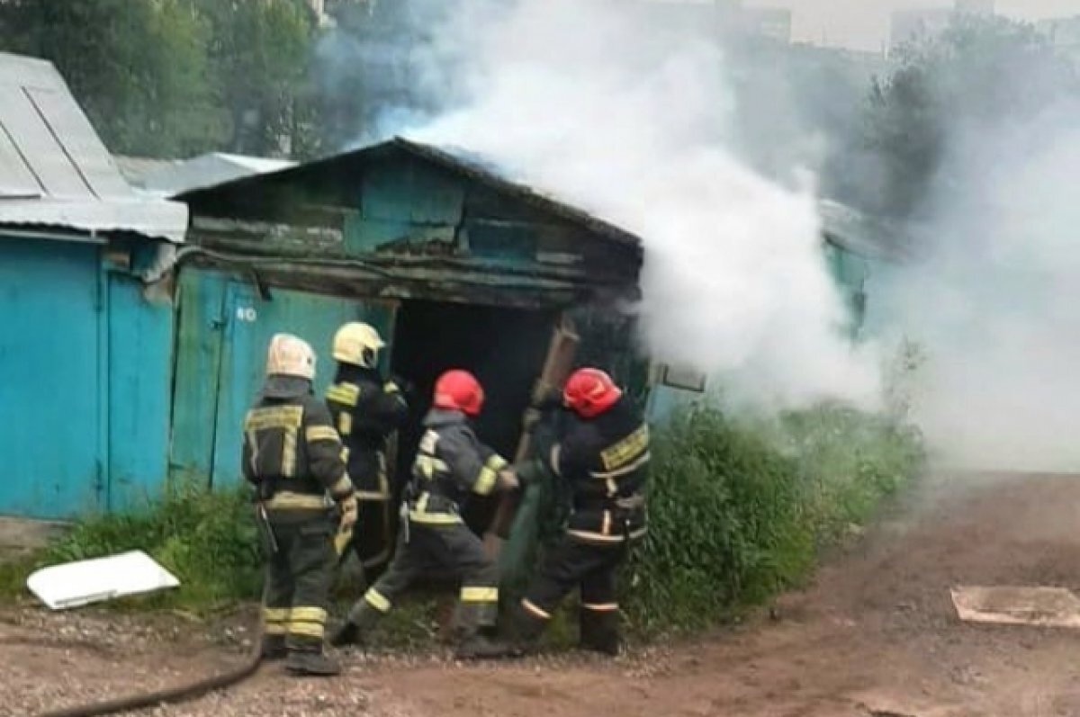    В Казарменном переулке Мурманска потушили огонь в гаражном кооперативе