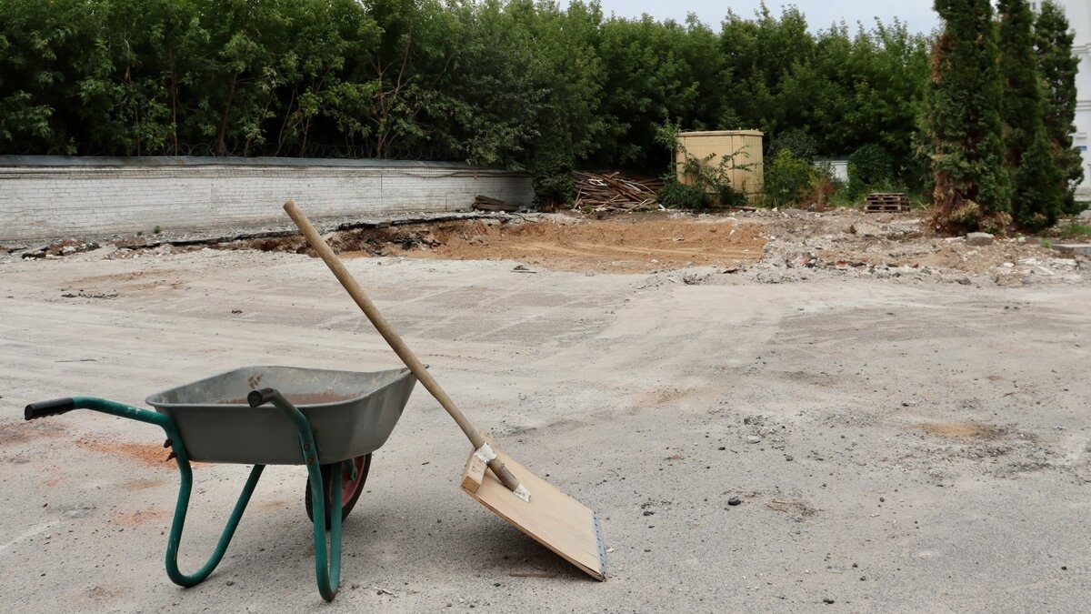     Inkazan узнал у Татарстанской митрополии, в чем причина сноса Дома паломника в Зилантовом Успенском монастыре и какая судьба ждет рядом стоящий аварийный храм.