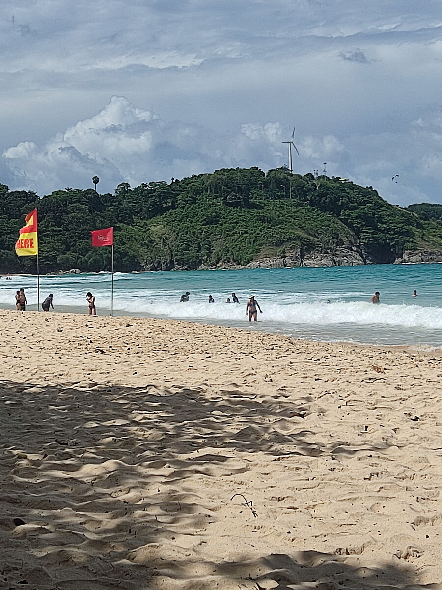 Пхукет.Рядом с красным, флаг , разрешающий купание именно в этом месте