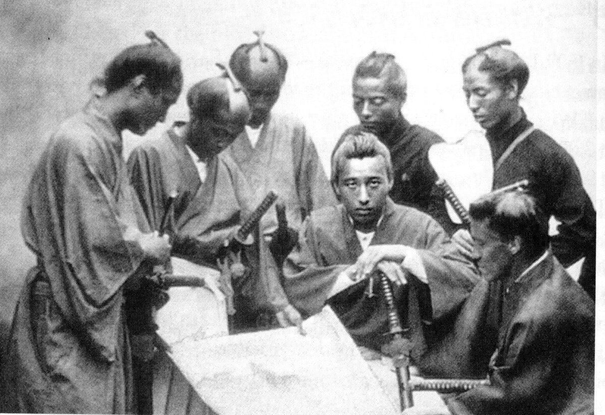Рисунок 4: Повелители Сацума. Группа самураев Сацума изучает карту в 1860-х годах. Это были злые кукловоды, которые контролировали королей Окинавы. Обратите внимание на показную демонстрацию оружия.