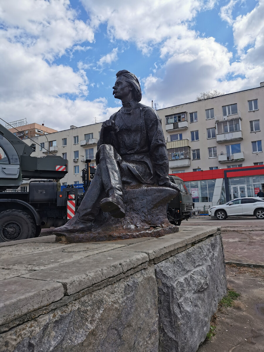 Памятник на набережной Федоровского