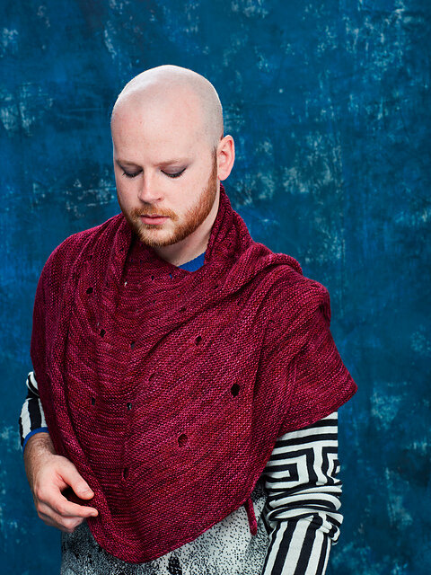 Вязаная спицами шаль