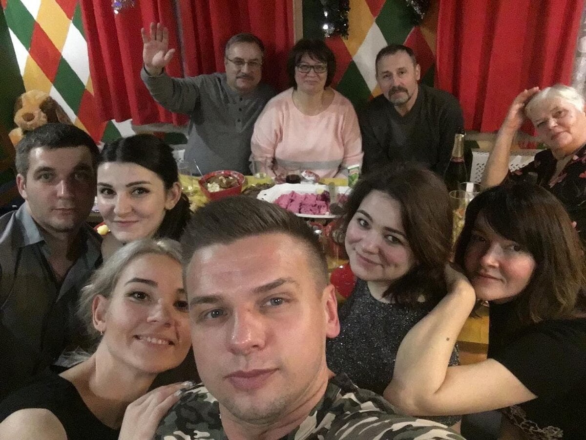 Три поколения. Здесь не только родственники, но друзья. Я, кстати, крайняя справа внизу.