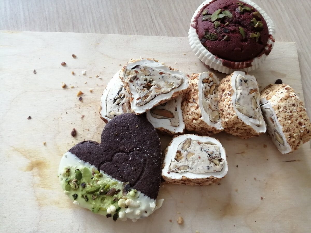 Как можно отказаться от настоящего Турецкого лукума, который тает во рту? Красивых печенек, которые попадают в самое сердце. Или кексиков с фисташками?