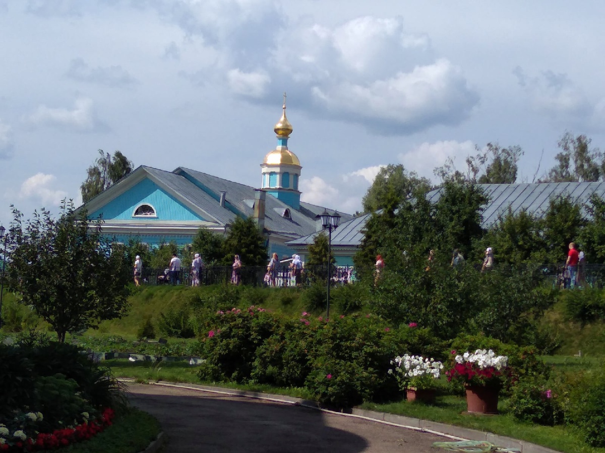 Паломники идут по Святой Канавке и читают 150 раз молитву Богородице.