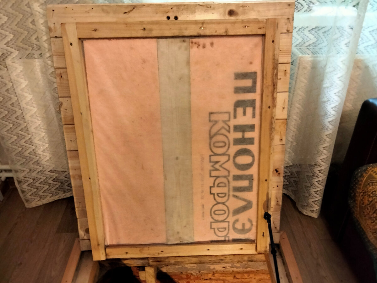 Размер крышки люка 90 см на 80 см, проема 80 см на 70 см. Люк утеплен и оборудован крючком для фиксации в открытом положении (справа)