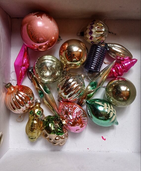 Часть коллекции елочных игрушек.