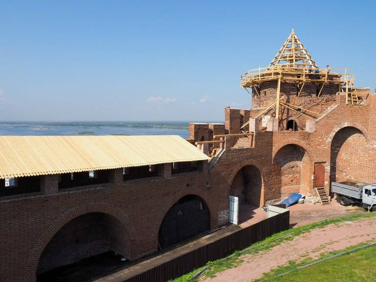 Здесь уже свежая кровля.