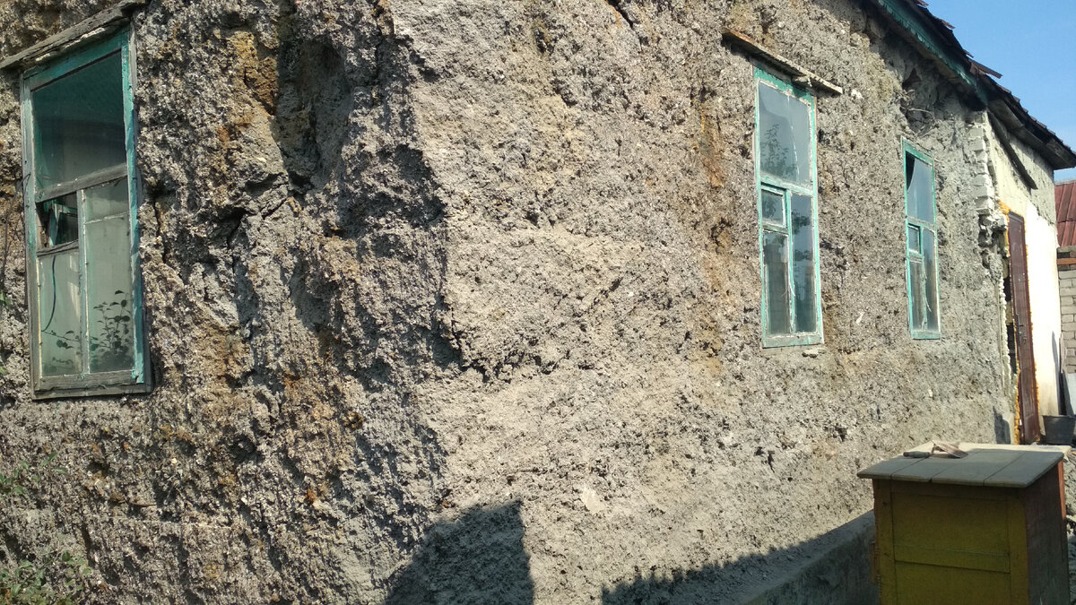 Этих больших ям в стене не надо бояться