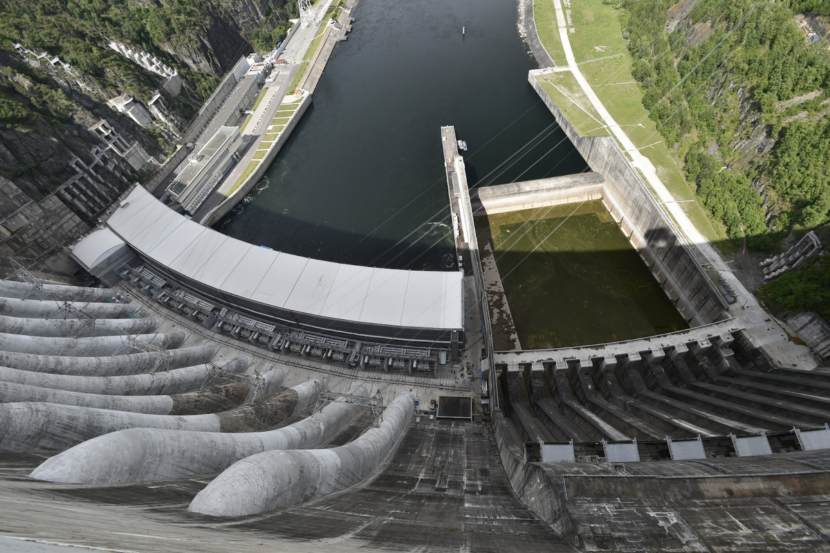 В каком районе находится самая крупная гэс. Саяно-Шушенская ГЭС гидроэлектростанция. Плотина Саяно-Шушенской ГЭС. Гидрогенератор Саяно Шушенской ГЭС. Плотина Шушенской ГЭС.