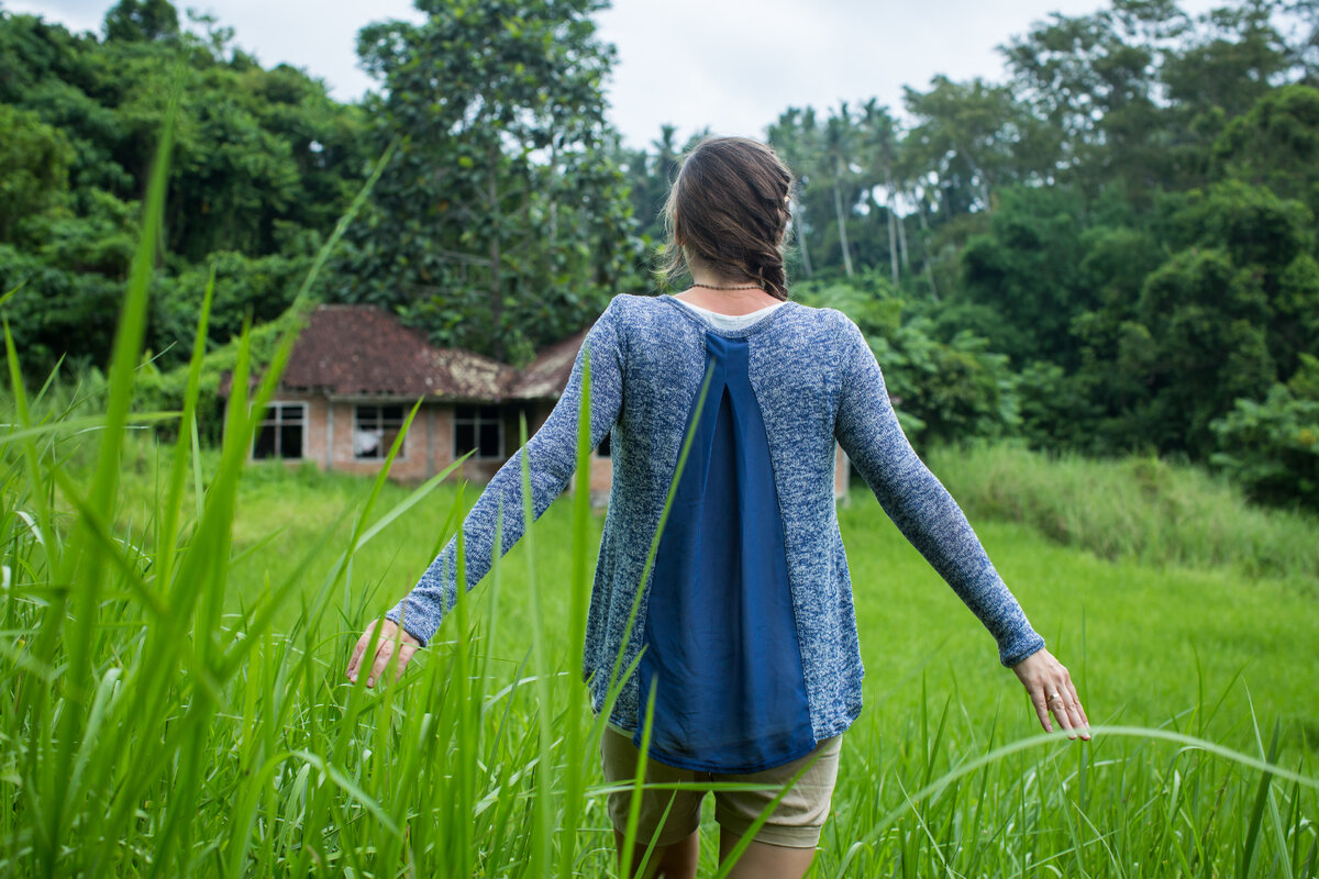 Источник https://www.freepik.com/free-photo/woman-standing-back-open-arms-tropical-forest_27148094.htm#query=person%20with%20open%20arms&position=44&from_view=search