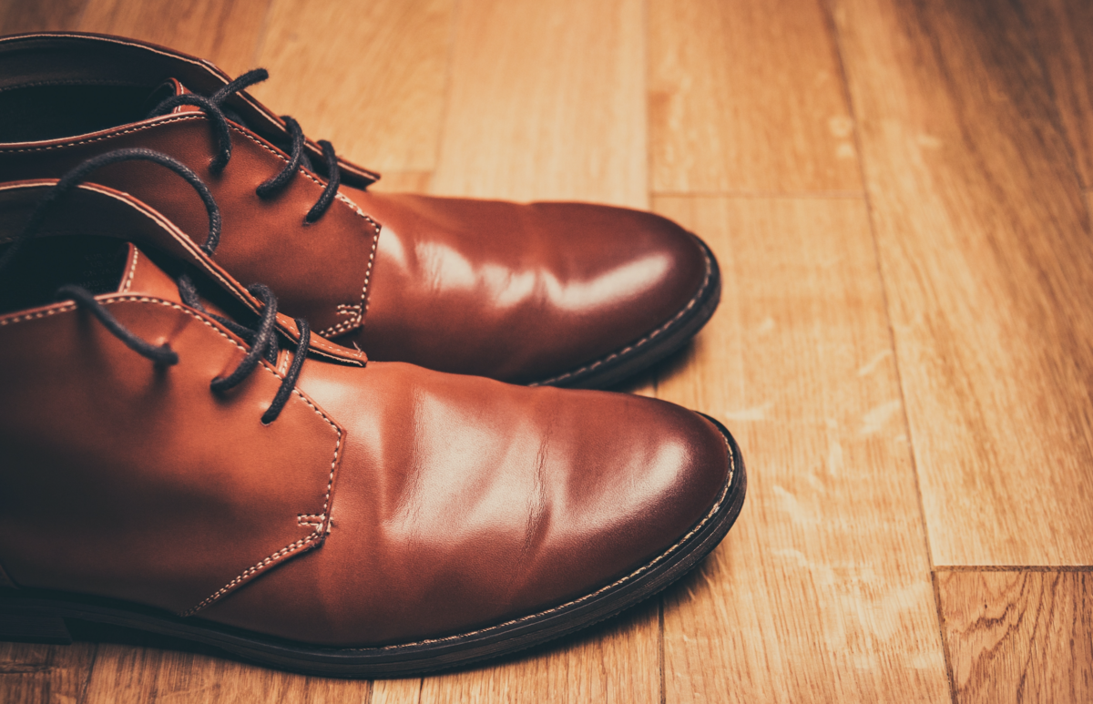 Узнайте, как убрать заломы на обуви из кожи, кожзама, замши и нубука |  Секреты чистого дома от Qlean | Дзен