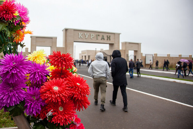    Близкие и знакомые Ахметзянова приехали к «Кургану» задолго до начала церемонии прощания