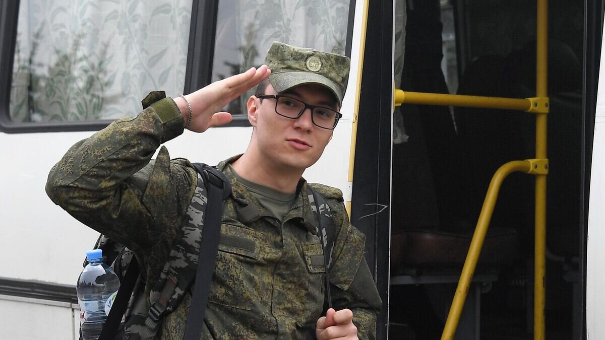 Мужчина, призванный на военную службу в ходе частичной мобилизации, на территории объединенного военного комиссариата Перовского района города Москвы© РИА Новости / Алексей Куденко