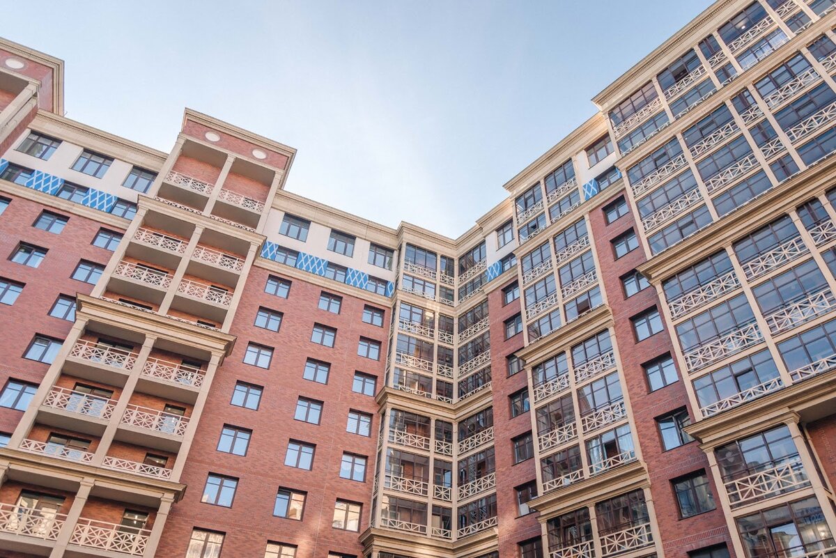 Архитектура в стиле итальянского ренессанса, дома по 12 этажей и зелёные приватные дворы без машин — так выглядит квартал Ariosto! в Приморском районе