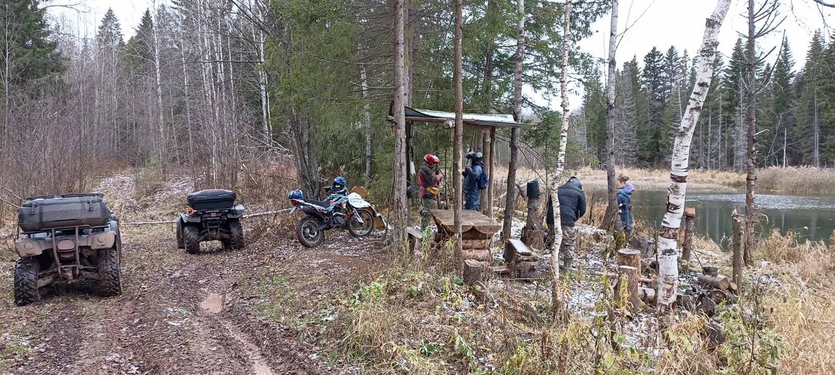 Есть навес, костровище, столовая утварь