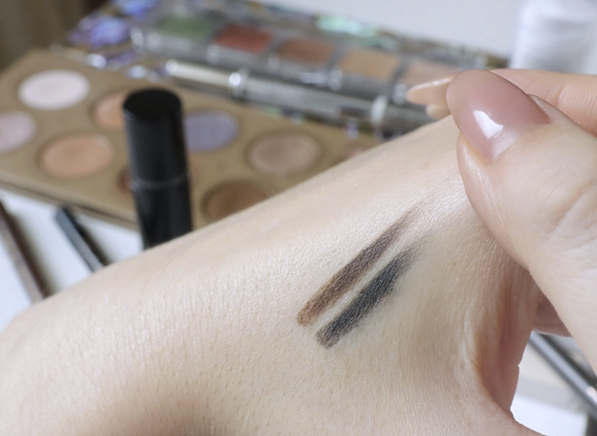 Важно: работать ими нужно быстро, так как со временем они застывают, и растушевать их просто невозможно 