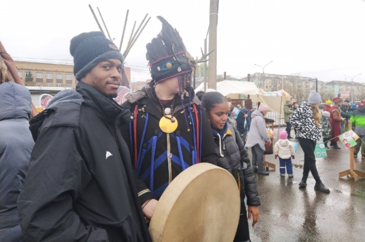   Около ТЦ «Красноярье» прошел большой концерт, состоялась продовольственная ярмарка, было организовано с десяток развлекательных площадок.