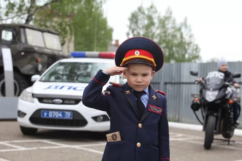 На какую работу не берут с татуировками и бородой