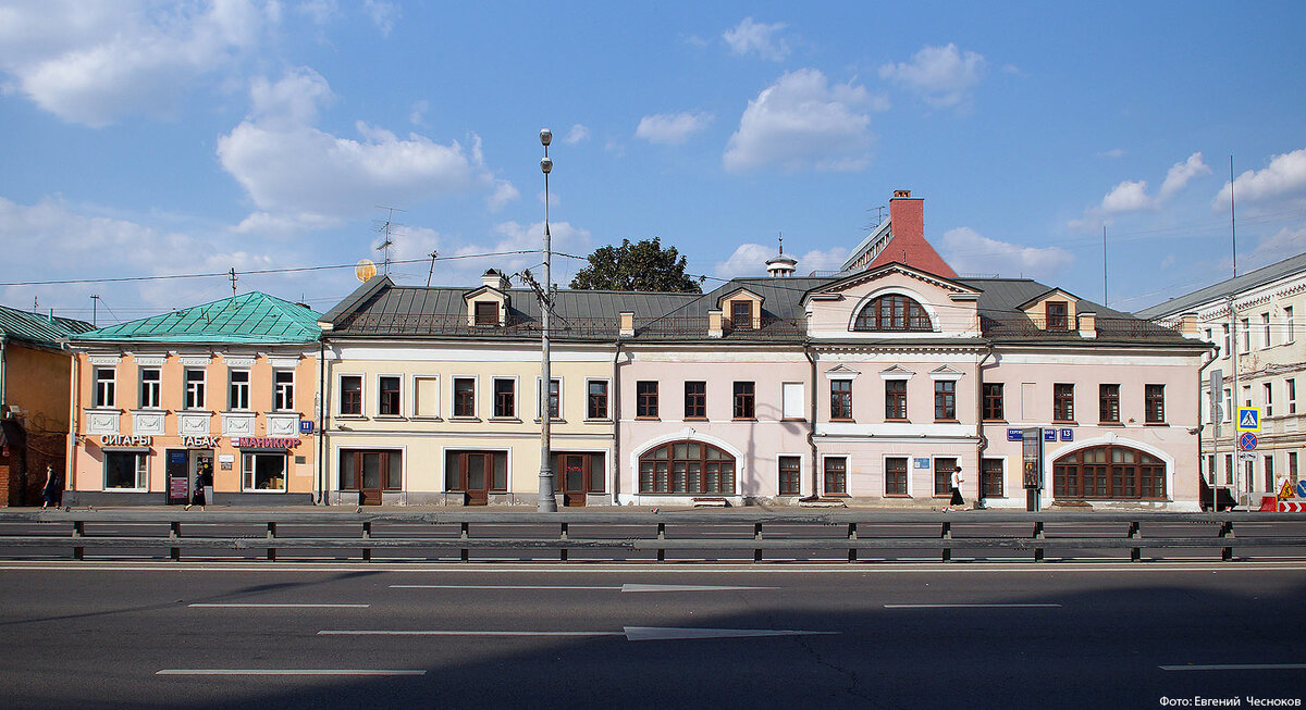 Ул сергия. Ул. Сергия Радонежского 5. Ул Сергия Радонежского 1/2 старые фото. Интерьерный аутлет Гжельский переулок. Сергиево, на ул. Интернациональная.