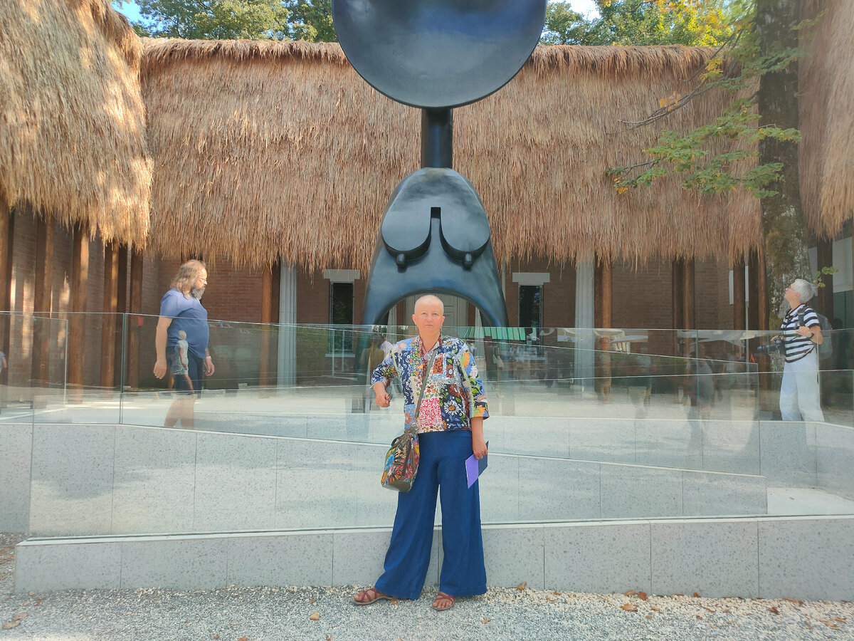 Сиськи и лысина. Венеция. Биеннале современного искусства 2022