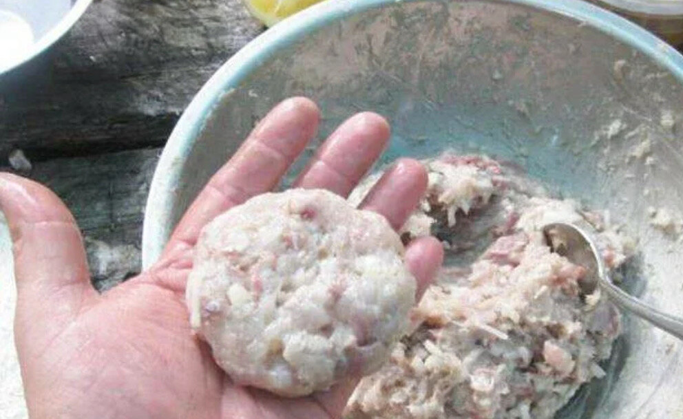 Жидкий фарш для котлет как исправить. Фарш из рыбы для котлет. Что добавить в рыбные котлеты чтобы не разваливались. Рыбный фарш готовый. Рыбный фарш разваливается что добавить.