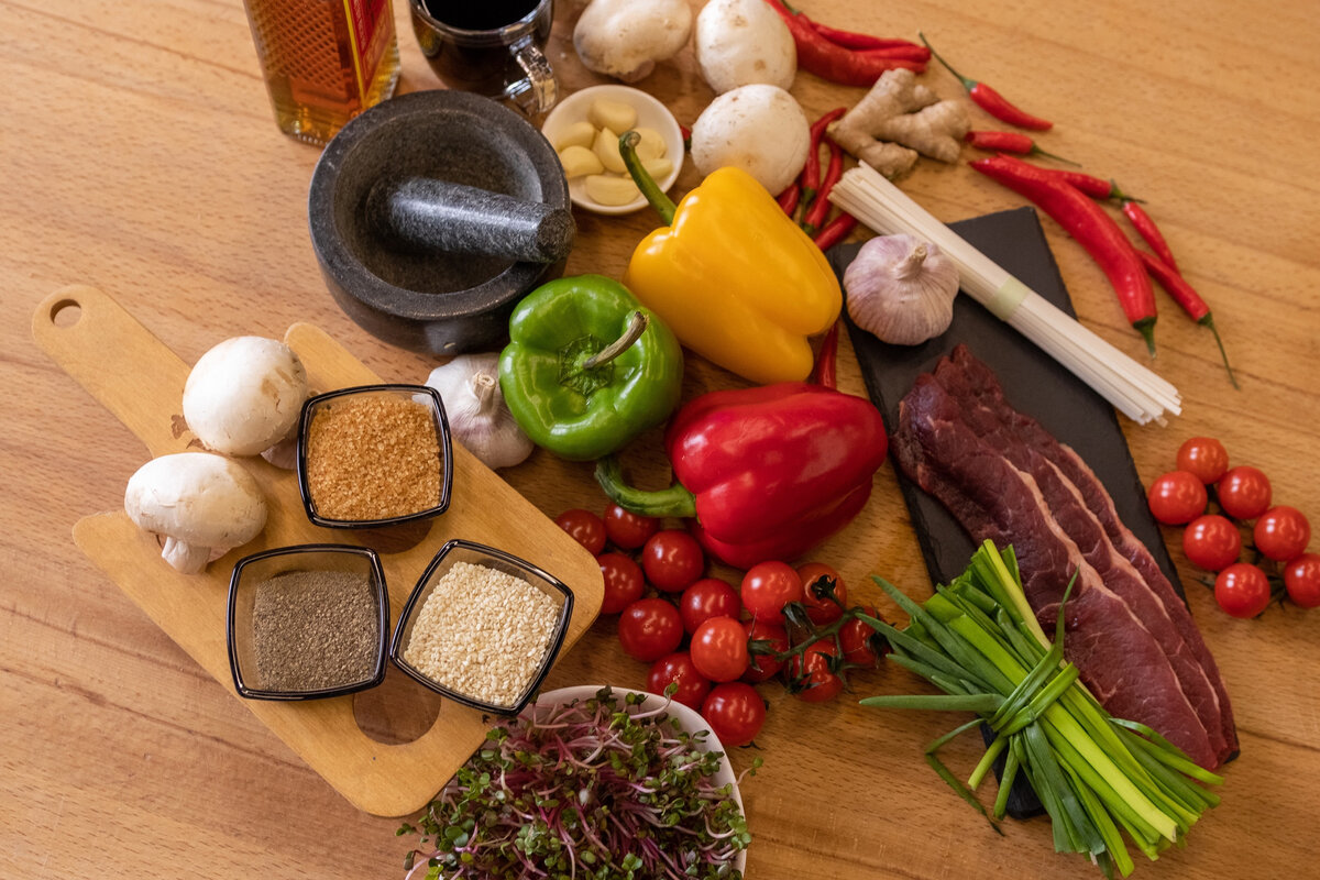 Популярное блюдо японской кухни - лапша удон с говядиной и овощами в соусе терияки. Приготовьте знаменитую лапшу, такую же, как в японском ресторане, дома всего за 25 минут.-2