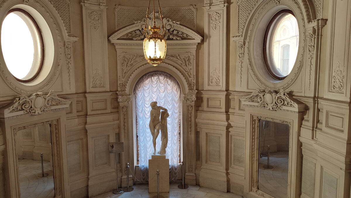 Парадная лестница особняка.