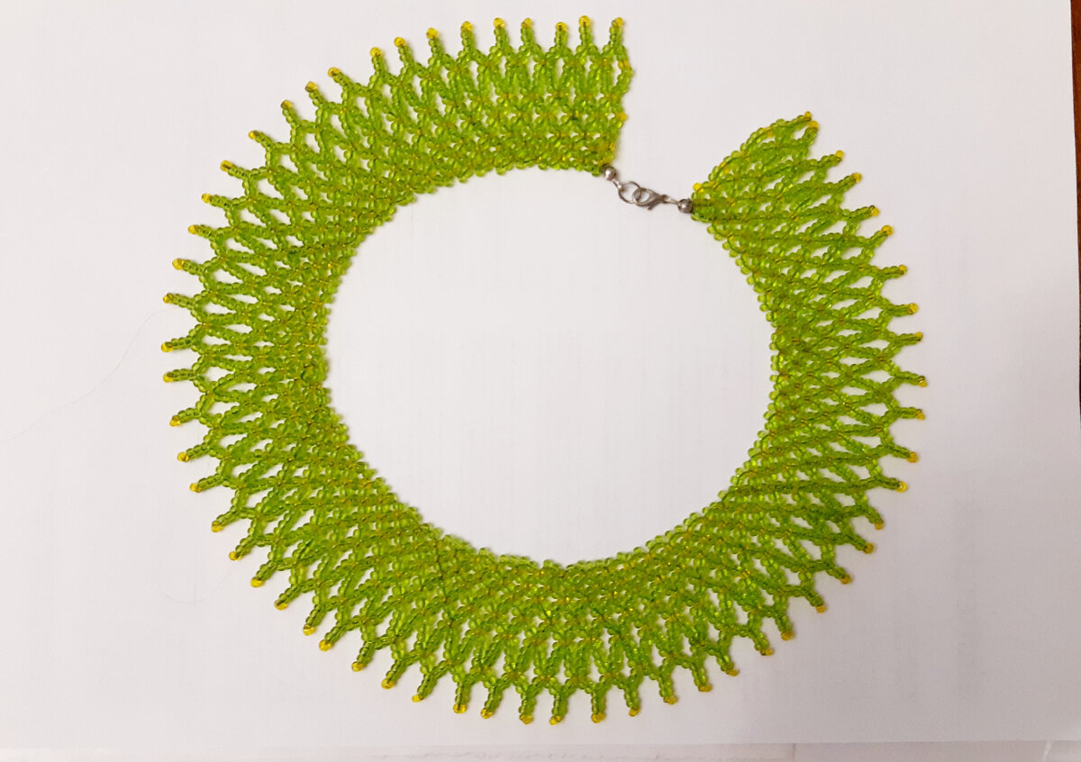 Широкое ожерелье из крупного бисера