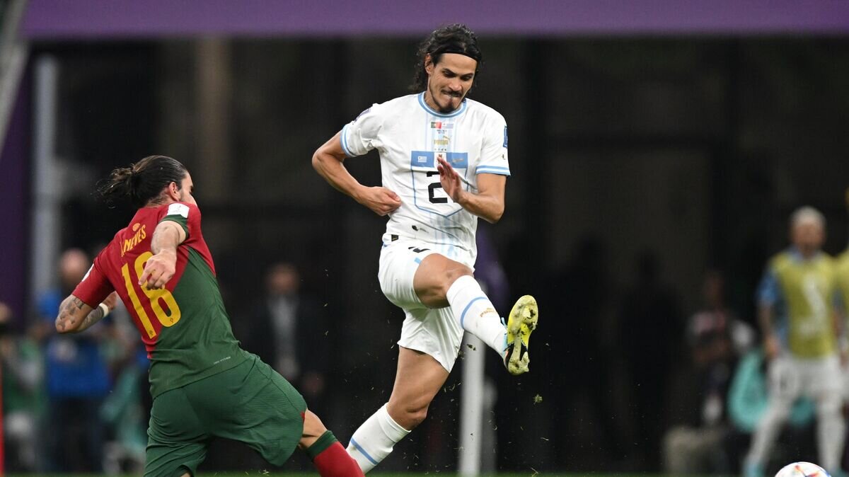    Игрок сборной Португалии Рубен Невеш (справа) и игрок сборной Уругвая Хосе Хименес© РИА Новости / Григорий Сысоев