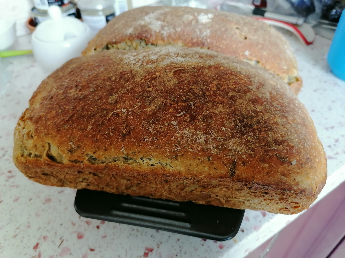 Вот такие аппетитные  буханочки хлеба лежат и отдыхают после духовки. Когда видишь, какой классный хлеб получается в простой духовке, хочется продолжать творить дальше и не останавливаться. А еще мне очень хочется делиться с вами своими знаниями.